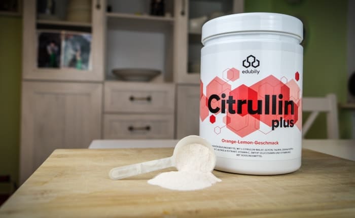 Citrullin Produkt mit Pulver auf Brett, als Beispiel fuer Einnahme